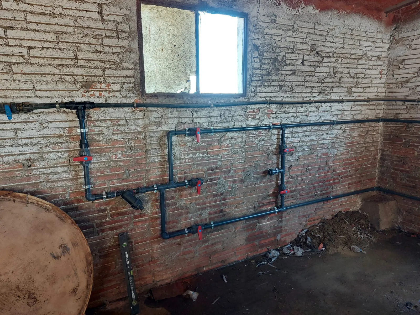 Tuberías y válvulas en sala técnica