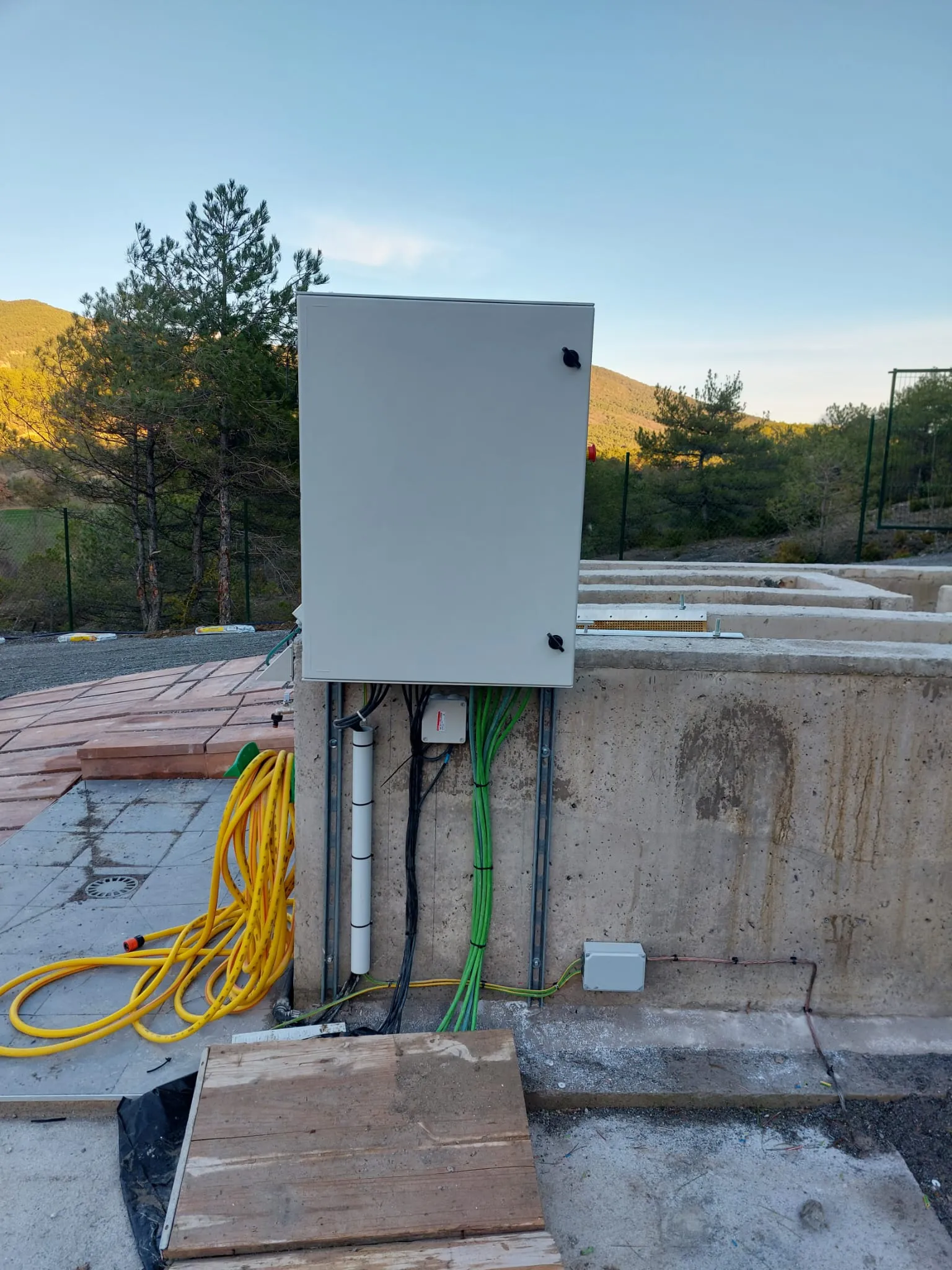 Armario eléctrico en obra
