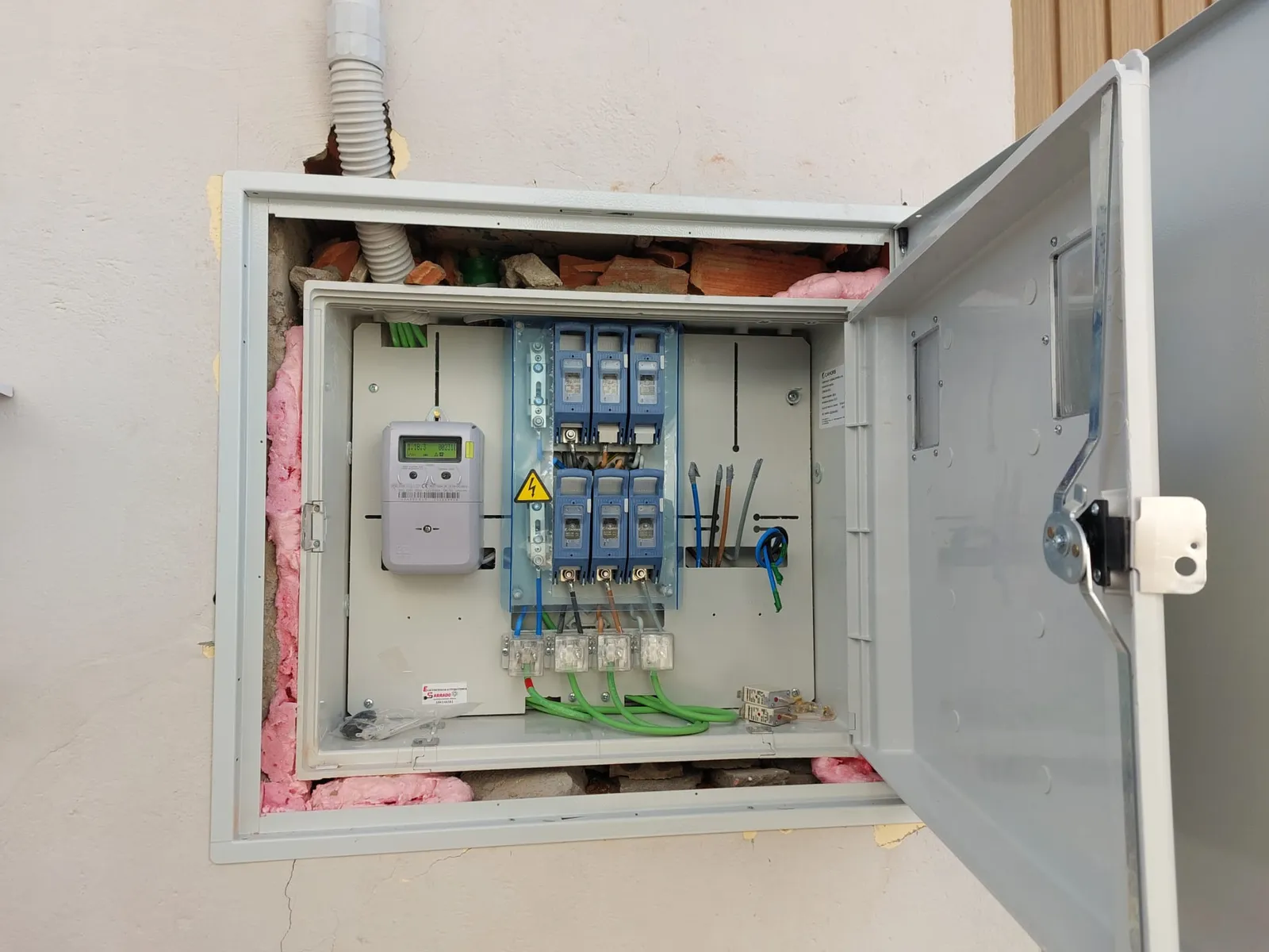 Caja de seccionamiento y contador