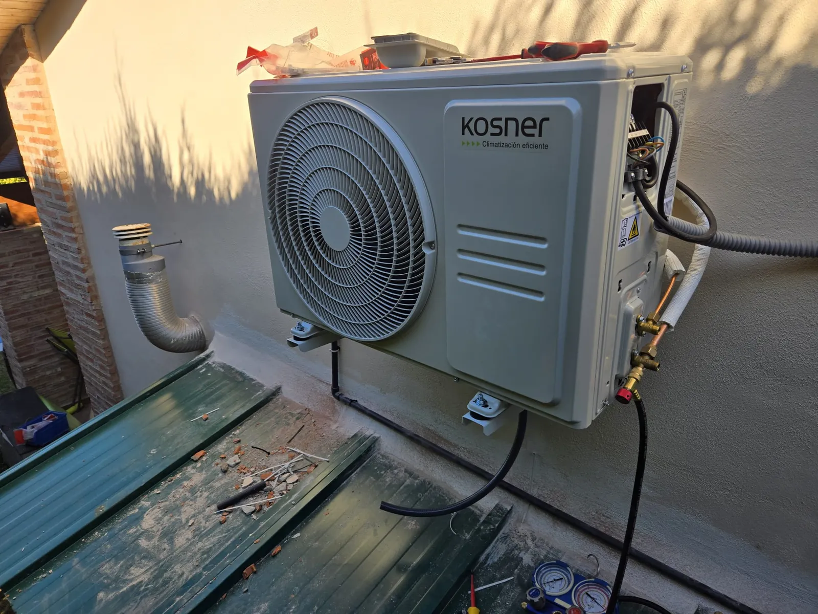 Unidad exterior Kosner en instalación