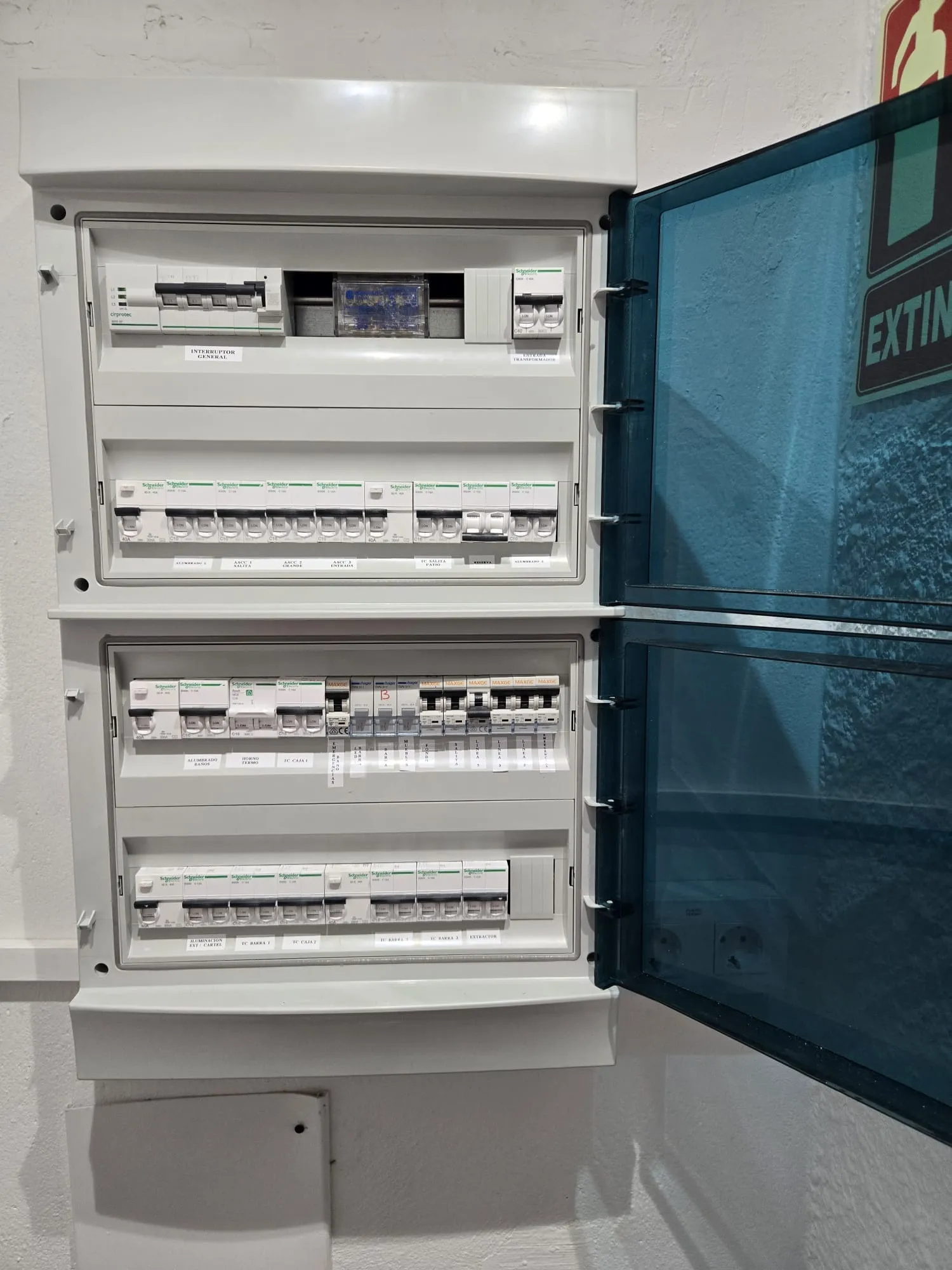 Cuadro Schneider con magnetotérmicos